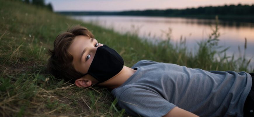 Мальчик в маске смотрит на камеру